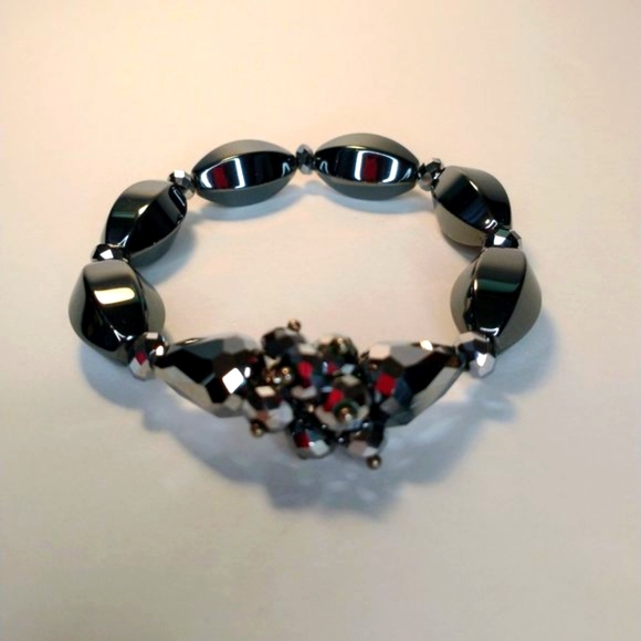 Handmade Hematite Oval Barrel Stretch Bracelet with Gray Facet Beads - Picture 2 of 6